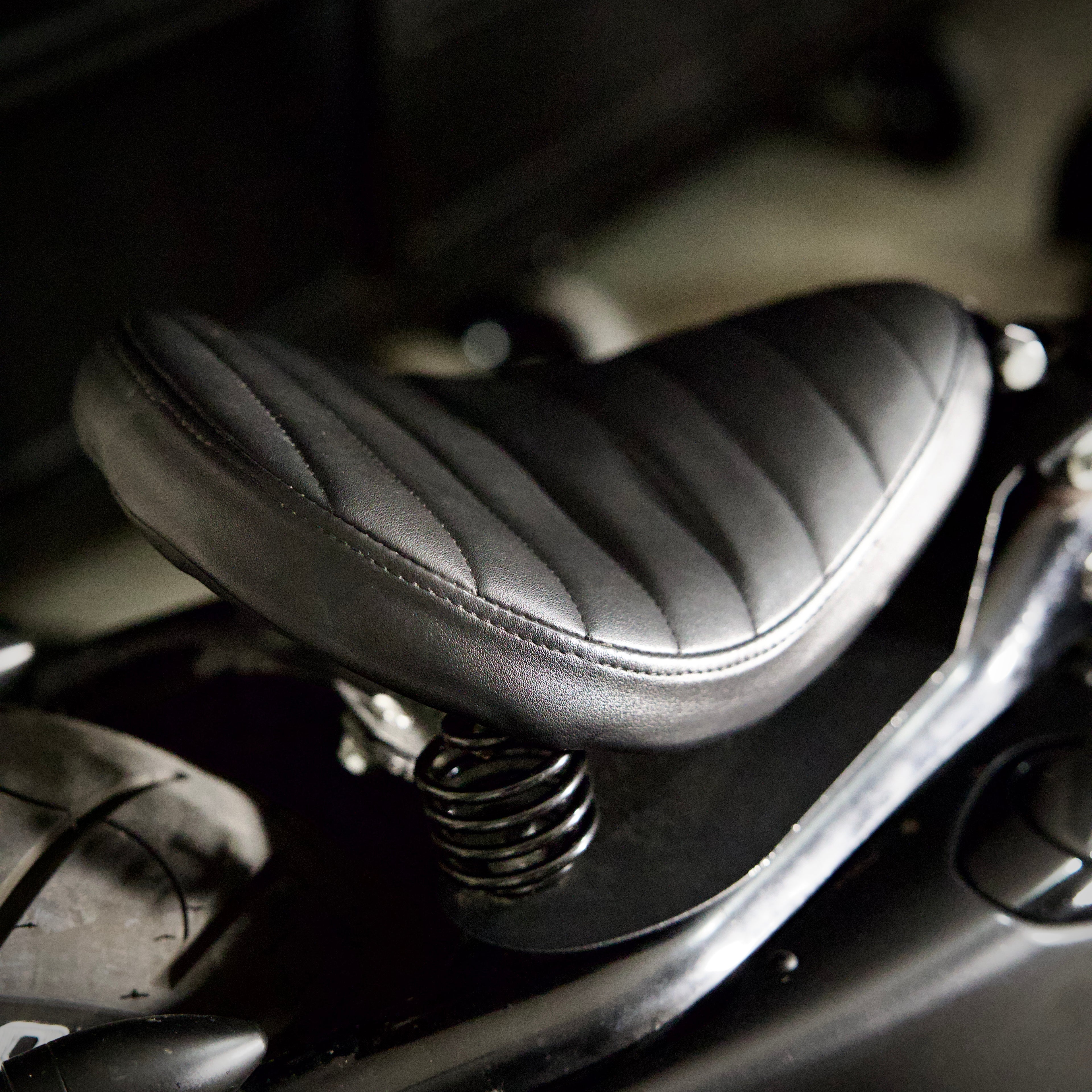 Black Barber-Style Solo Seat