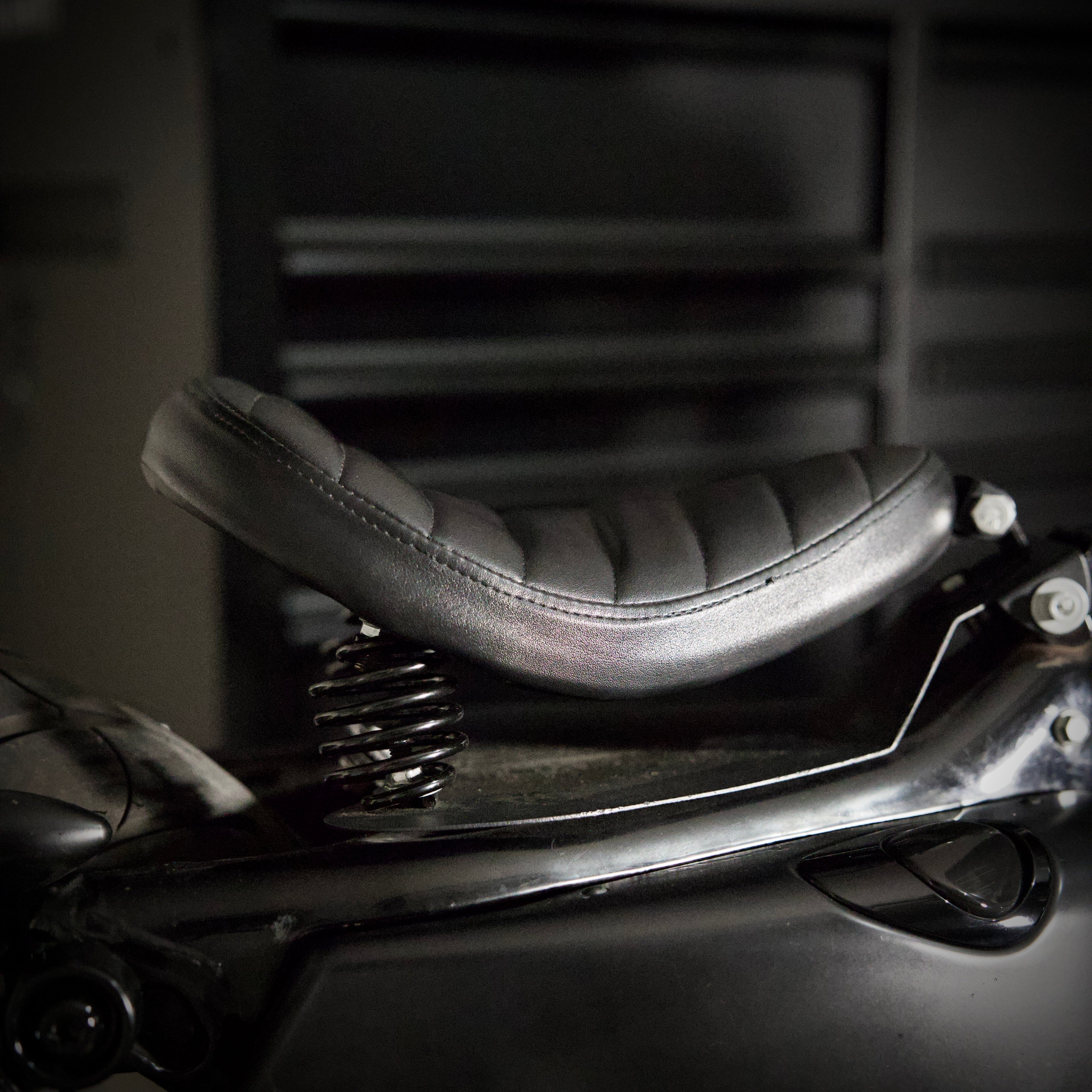 Black Barber-Style Solo Seat