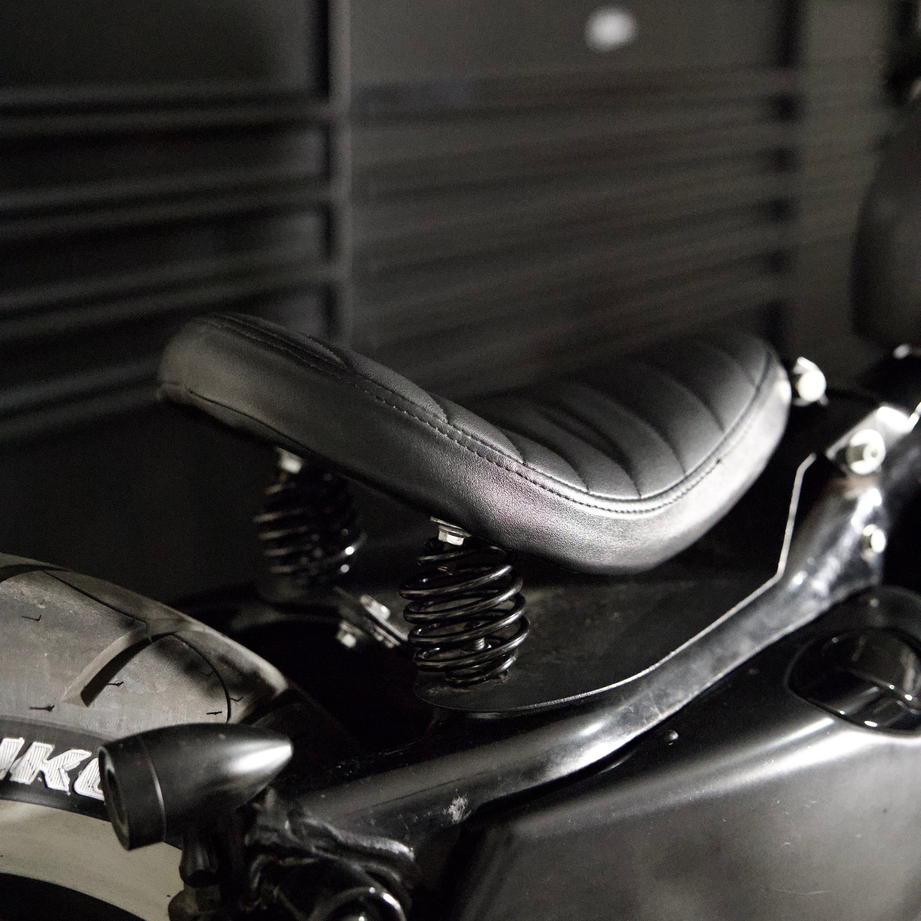 Black Barber-Style Solo Seat