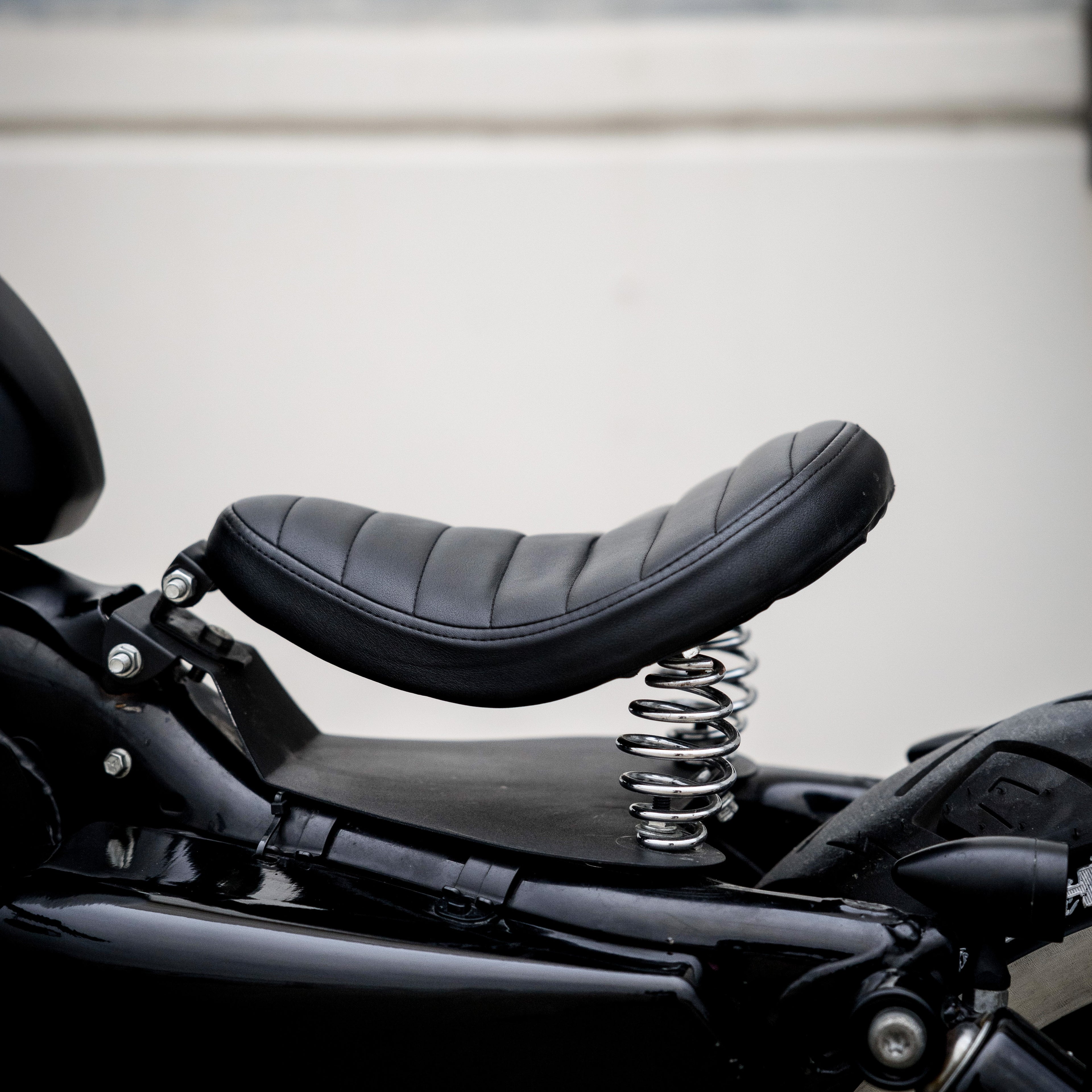 Black Barber-Style Solo Seat