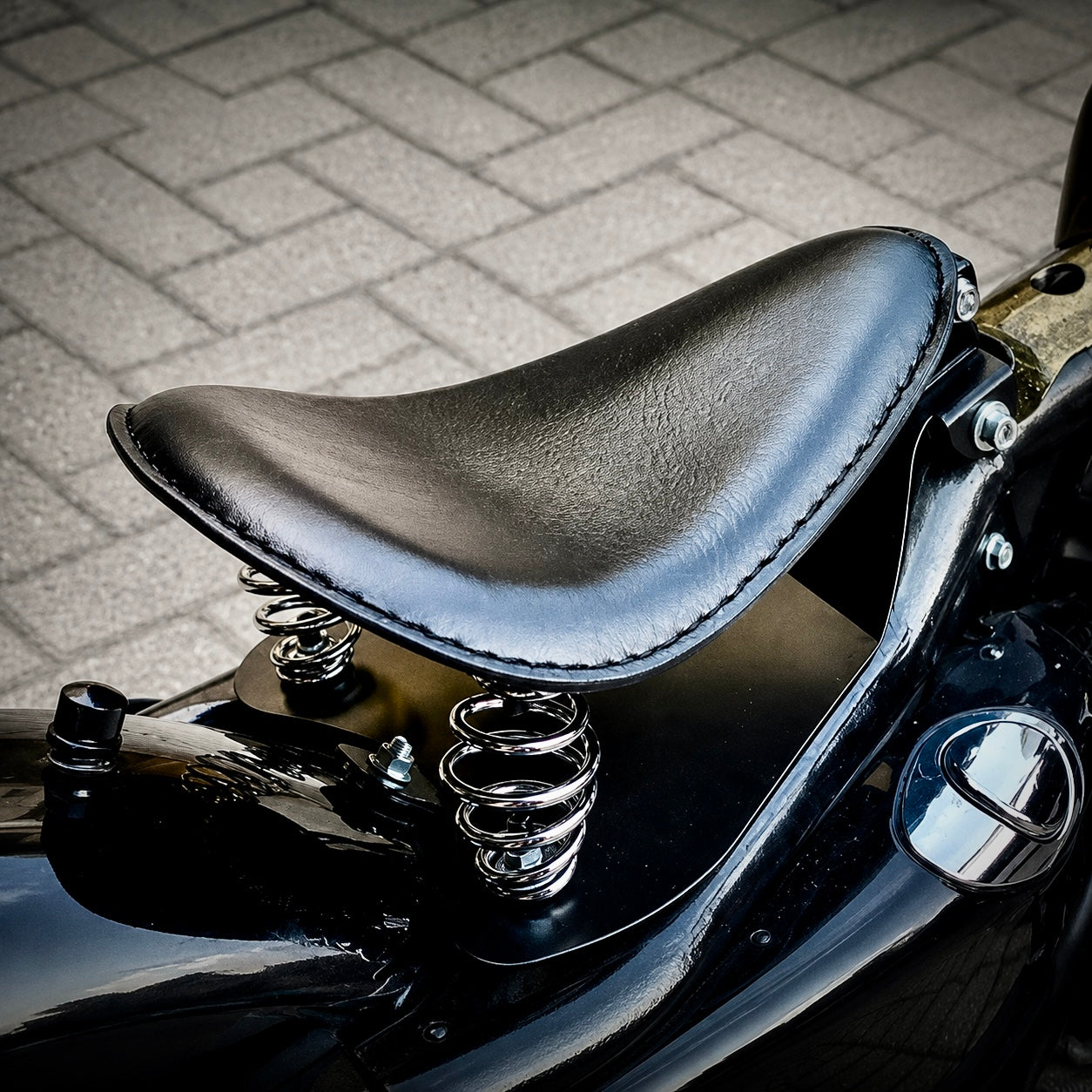 Bobber Seat – Black Solo Spring Saddle